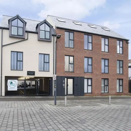 Elliot Oliver - Luxurious Two Bedroom Apartment in the Docks