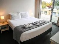 Nomads Queenstown Hostel Hotels near William Gilbert Rees Statue