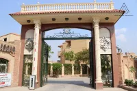 Luca Pyramids Inn - Parking