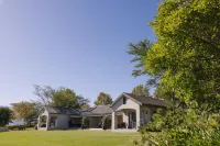 Under Oaks Guest House - Виллы