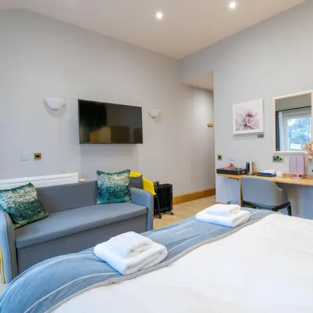 Waterhead Retreat, Ground Floor Bathtub Suites with Private Entrance