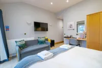 Waterhead Retreat, Ground Floor Bathtub Suites with Private Entrance