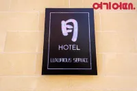 Hotel Wall
