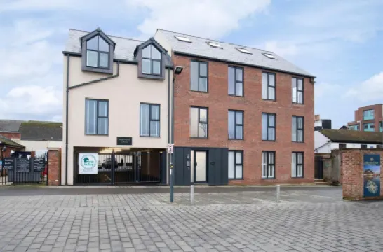 Elliot Oliver - Loft Style 2 Bedroom Apartment with Parking in the Docks Hotel berhampiran St John's Church