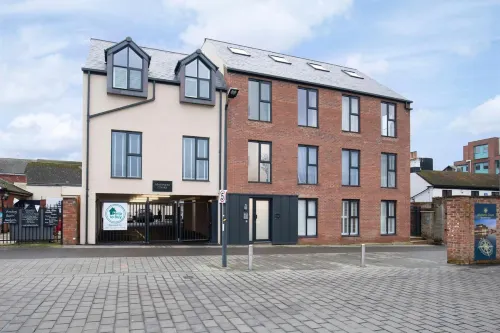 Elliot Oliver - Loft Style 2 Bedroom Apartment with Parking in the Docks