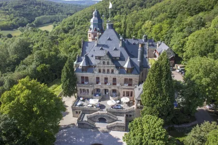 Schloss Hotel Wolfsbrunnen Отели в г. Бад-Зоден-Аллендорф