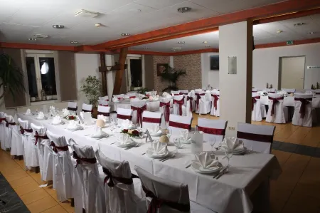 Hotel Kuhfelder Hof Отели в г. Зальцведель