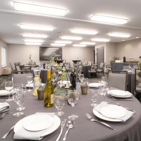 Oxford Suites Portland - Jantzen Beach