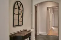 Chic n Bright 3Bd Apt with Hilton View Hotels in Central Athens