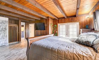 Pet-Friendly Grants Pass Home with Hot Tub!