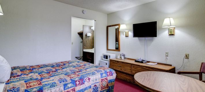 Bloomer Inn & Suites Hotels in Chippewa County