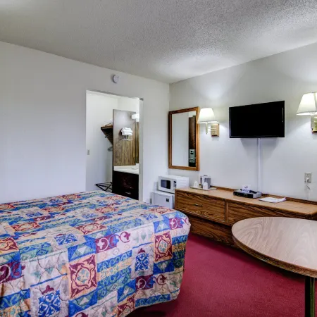 Bloomer Inn & Suites