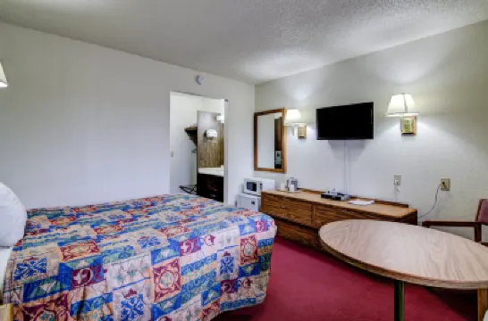Bloomer Inn & Suites Hotels in 