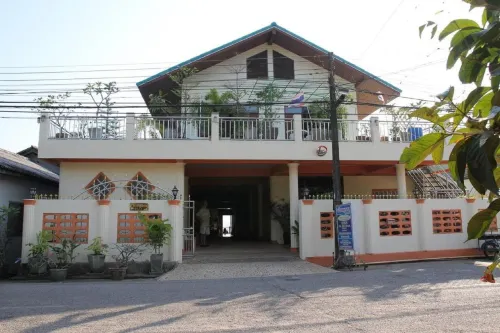 Ban Sulada Guest House Hotels in Laem Ngop