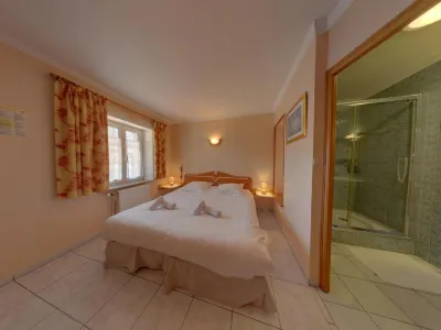 Logis HÔTEL L'ENVIE DES METS Hôtels à proximité de : Promenade Des Remparts