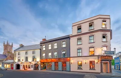 كوينز هوتل آند نايت كلوب Hotels near Ennis Bus Station