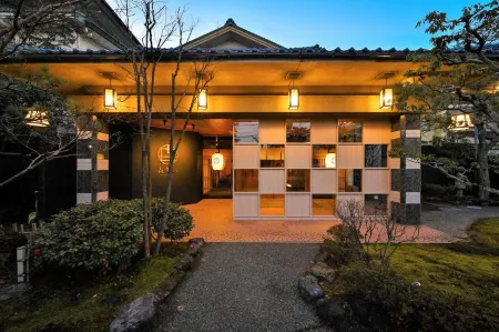 Awazuonsen Kitahachi Отели рядом со станцией JR Awazu station