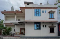 RedDoorz @ Hotel Bumi Palupy فنادق في East Palu