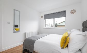 Skyvillion - Cozy Apartments in Enfield Town with Free Parking & Wifi