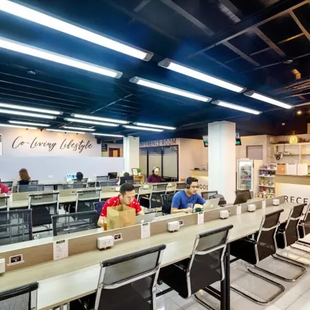 Nomad's Hub - Best Value Co-Living Hostel