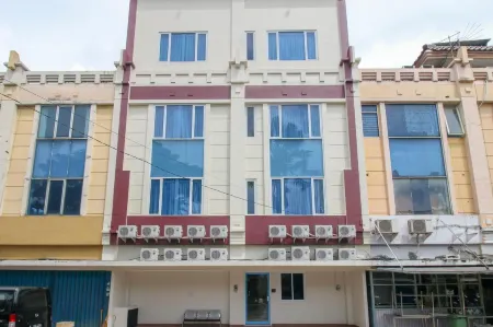 RedDoorz Plus Near Soekarno Hatta Airport Taman Mahkota Отели рядом с достопримечательностью «Soekarno-Hatta Statue»