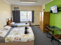Turn-in Motel - parking