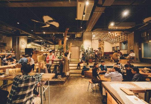 누이 호스텔 내부 바 라운지 분위기