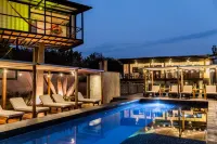 Cabane Container Hotel - Adults Only Hotels near بورتو إسكونديدو