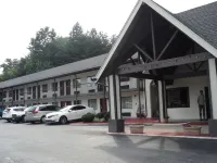 Knights Inn Cleveland GA - parking