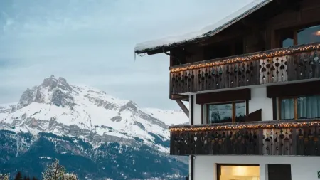 Chalet Alpen Valley, Mont-Blanc Отели в г. Комблу