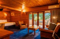 Powderhorn Chateau Hotels near Taranaki Falls