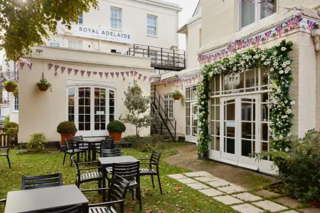 The Royal Adelaide Hotel Отели рядом с достопримечательностью «Dramatica»