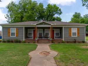 Rock & Roll House, Fiber Internet, Roku TV, Washer & Dryer, by DT Chickasha & Leg Lamp!