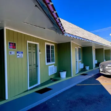 Chalet Motel - Affordable Stay in Central Bend
