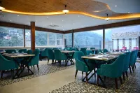 Amritara Chakra River Resort (Closest Luxury Resort to Neelkanth Temple) - Desayuno