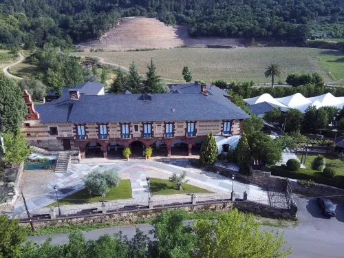 Hotel Monumento Pazo do Castro فنادق في Valdegodos