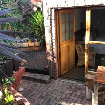 A la Martha's Air-Port Guest House Отели рядом с достопримечательностью «Форт Фредерик»