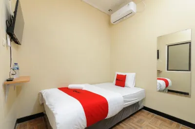 RedDoorz near The Jungle Waterpark Bogor Hotel di Bogor Selatan