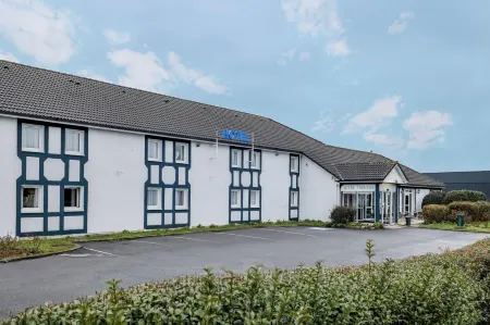 Sure Hotel by Best Western Calais Coquelles Tunnel s/ Manche Отели рядом с достопримечательностью «Les Baraques Military Cemetery»