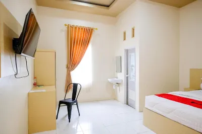 RedDoorz at Dewanti Syariah near Stasiun Tulungagung Hotels near Area Outbound Dokar DreamLand