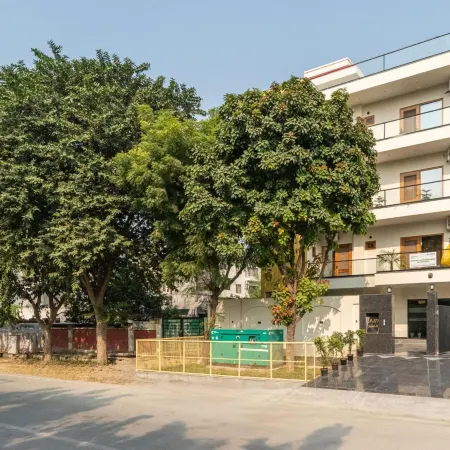 Lime Tree Hotel & One Bed Room Serviced Apartment - Noida Next to Sector 50 Metro with Party Venue