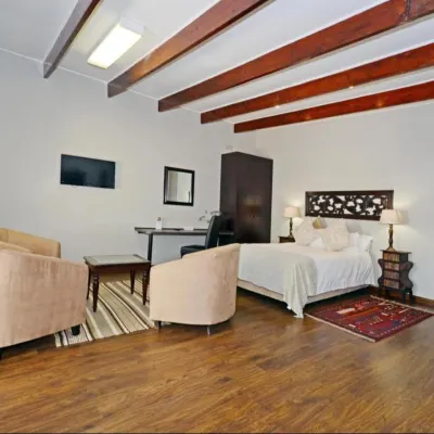 Oaklands Inn and Conference Centre Hotels near Cresta Shopping Center