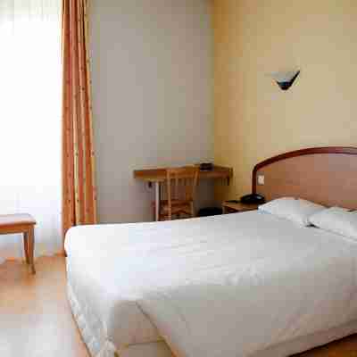 Logis Hôtel du Commerce Rooms