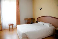 Logis Hôtel du Commerce Hotel di Volvic