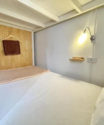 เตียงในห้องพักรวมชายหญิง 8 เตียง