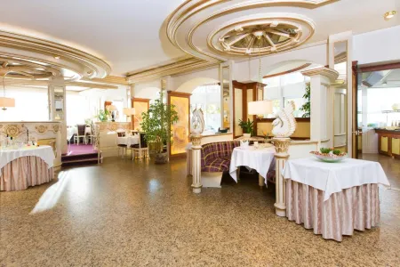 Akzent Hotel Restaurant Altdorfer Hof Отели в г. Берг