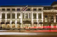 Post-Plaza Hotel & Grand Café Hotels near Oude Stadsbegraafplaats
