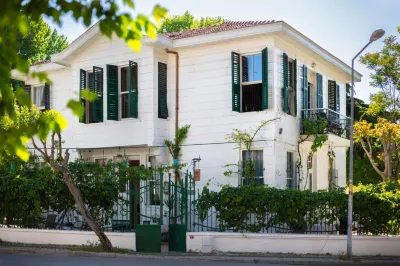 No16 Büyükada | Otel, Kahvaltı, Restaurant ve Cafe Büyükada Hesed Leavraam Sinagogu yakınındaki oteller