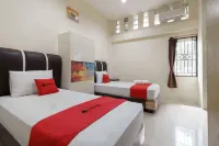 RedDoorz Near RS Adam Malik Medan 2 Hotels in Mangga