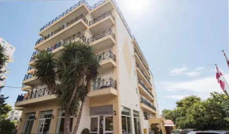 Hotel London Отели рядом с достопримечательностью «Paralia Asteria»